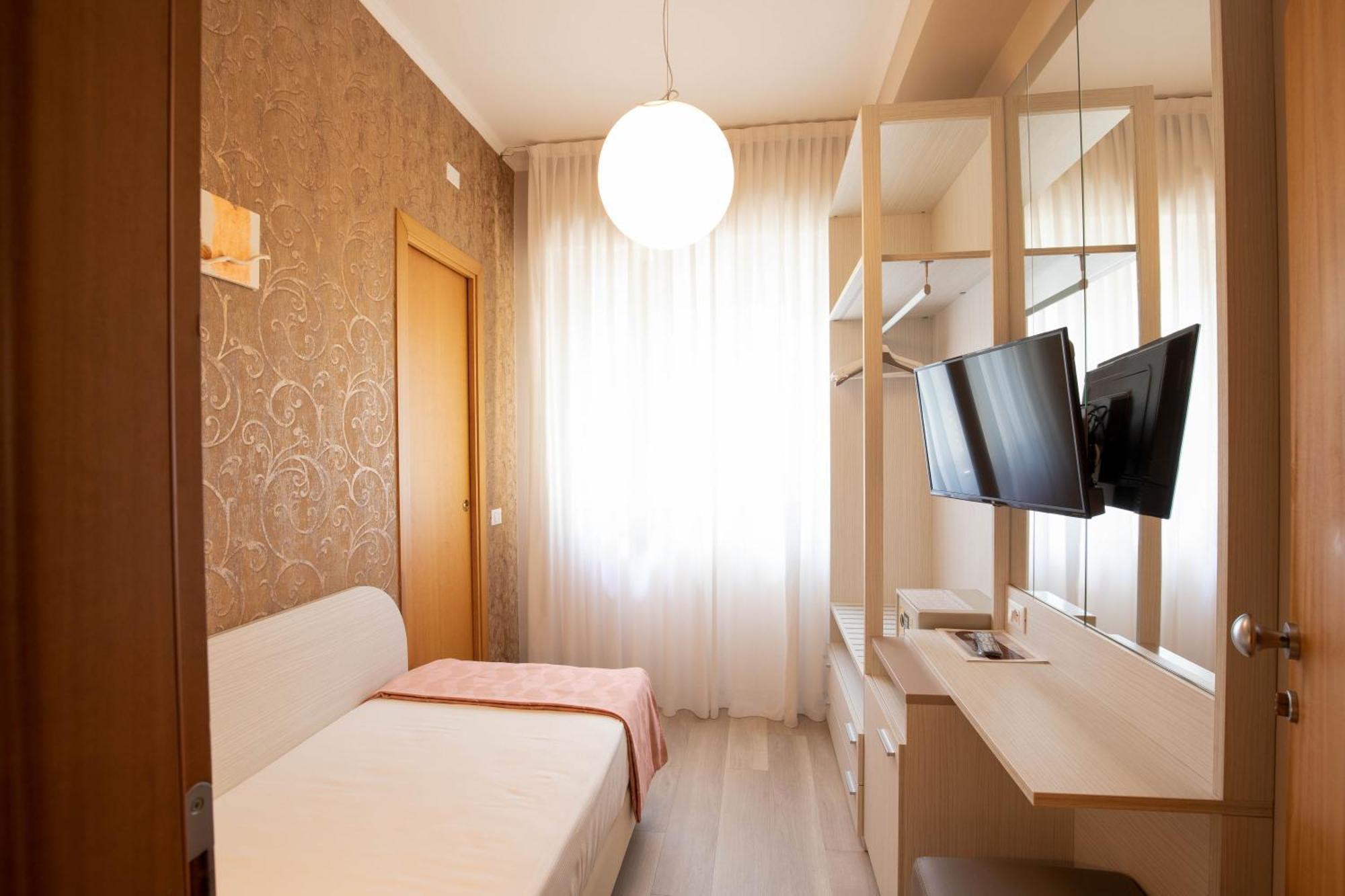 Hotel Ombretta Mare Rimini Buitenkant foto