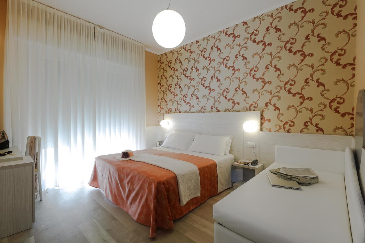 Hotel Ombretta Mare Rimini Buitenkant foto