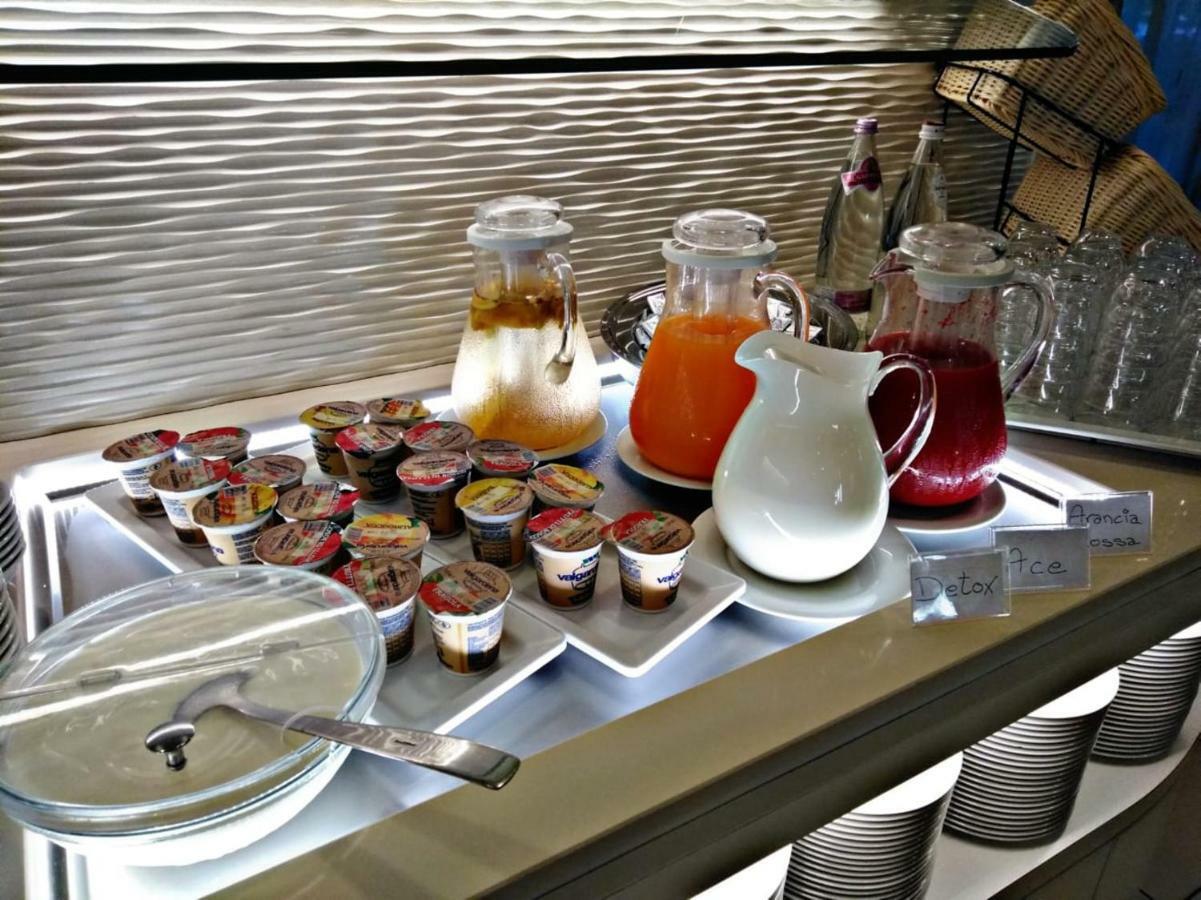 Hotel Ombretta Mare Rimini Buitenkant foto
